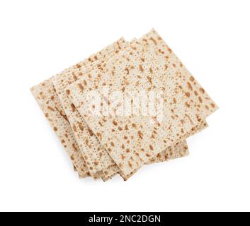 Matzos de Pâque isolé sur blanc, vue de dessus. Fête de Pesach Banque D'Images