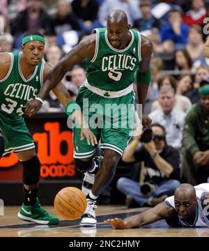 Houston Rockets' Brad Miller during the first half of an NBA basketball  game Wednesday, April 13, 2011 in Minneapolis. (AP Photo/Jim Mone Stock  Photo - Alamy