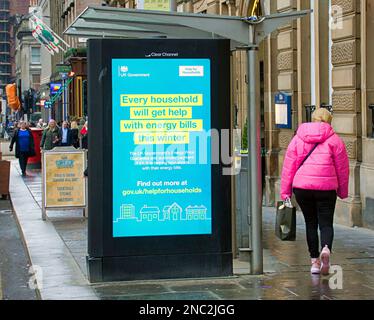 Glasgow, Écosse, Royaume-Uni 14th février 2023. Les palards publicitaires ont changé pour refléter la difficulté de la vie moderne plutôt que des choix de vie ambitieux glamour . Crédit Gerard Ferry/Alay Live News Banque D'Images