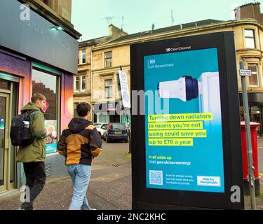 Glasgow, Écosse, Royaume-Uni 14th février 2023. Conseils du gouvernement pour économiser de l'énergie les hoards publicitaires ont changé pour refléter la difficulté de la vie moderne plutôt que des choix de vie ambitieux glamour . Crédit Gerard Ferry/Alay Live News Banque D'Images