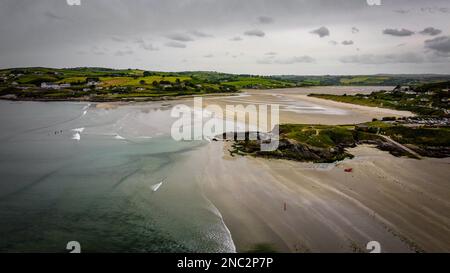 Ciel gris, plage d'Inchydoney et Cap Virgin Mary en été. Le célèbre site touristique irlandais. Pittoresque côte irlandaise, vue de dessus. Banque D'Images