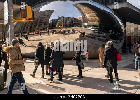 Les visiteurs se rendent à la toute dernière attraction ininflammable, la sculpture en nuage miroir de l'artiste Anish Kapoor, au pied des 56 rues Leonard de Tribeca à New York, vue dimanche, 5 février 2023. La sculpture de 40 tonnes est similaire à la « porte nuageuse » de Kapoor à Chicago, mais en miniature et conçue pour apparaître comme si écrasée par le bâtiment au-dessus de lui. (© Richard B. Levine) Banque D'Images