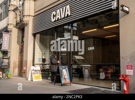 Une succursale de la chaîne de restaurants rapides et décontractés Cava Grill dans le quartier de Chelsea, à New York, lundi, 6 février 2023. Le Groupe Cava est déclaré avoir déposé en toute confidentialité auprès de la SEC pour un IPO. (© Richard B. Levine) Banque D'Images