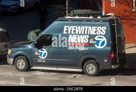 Une fourgonnette ABC eyitness News garée à Chelsea, à New York, samedi, à 4 février 2023. (© Richard B. Levine) Banque D'Images