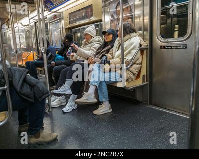 Le week-end, en train de prendre le métro à New York le dimanche, 5 février 2023. (© Richard B. Levine) Banque D'Images