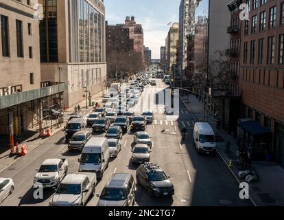 La circulation s'inverse sur la dixième avenue à New York, en approchant du tunnel Lincoln vendredi, 10 février 2023. (© Richard B. Levine) Banque D'Images