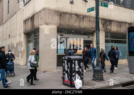 Les gens marchent devant une vitrine libre dans le centre de Manhattan à New York dimanche, 12 février 2023. (© Richard B. Levine) Banque D'Images