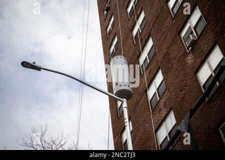 Une tour d'antenne de 5g au sommet d'un lampadaire à Chelsea, à New York, dimanche, 12 février 2023. (© Richard B. Levine) Banque D'Images