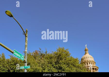 Austin, Texas, États-Unis - février 2023 : vue extérieure avant du bâtiment du Capitole de l'État dans le centre-ville. Banque D'Images
