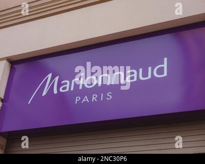 Vienne, Autriche - 8 août 2022 : logo du signe Marionnaud de la façade . Marionnaud est un vendeur français de cosmétiques, de parfums et de produits de soins personnels Banque D'Images