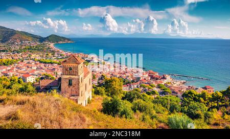 Ancienne chapelle de la ville de Santa Maria di Castellabate. Scène estivale impressionnante de la province de Salerne dans la région Campanie du sud-ouest de l'Italie, en Europe. Banque D'Images