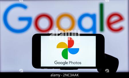 Inde. 14th févr. 2023. Dans cette illustration, le logo des photos Google affichées sur l'écran d'un téléphone portable avec un logo Google en arrière-plan. (Photo par Irrees Abbas/SOPA Images/Sipa USA) crédit: SIPA USA/Alay Live News Banque D'Images