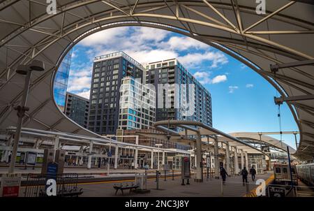 La vue est incroyable lorsque les gens marchent jusqu'à leur train à Union Station à Denver, Colorado. Banque D'Images