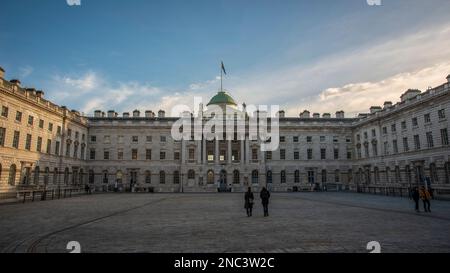 Somerset House située entre le Strand et le remblai de la Tamise, Londres, Royaume-Uni Banque D'Images