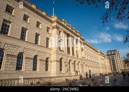 Somerset House située entre le Strand et le remblai de la Tamise, Londres, Royaume-Uni Banque D'Images