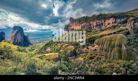 Vue spectaculaire sur Meteora, site classé au patrimoine mondial de l'UNESCO. Sombre scène matinale des monastères orthodoxes de l'est, construit sur des piliers de roche. Kalam Banque D'Images