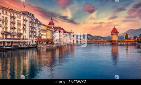 Superbe paysage urbain d'automne de la ville de Lucerne avec le célèbre vieux pont de la chapelle en bois (Kapellbrucke), pont en bois historique de 1300s avec grand château d'eau en pierre Banque D'Images