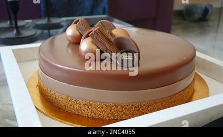Gâteau au chocolat sur la table, joyeux anniversaire à la maison. Banque D'Images