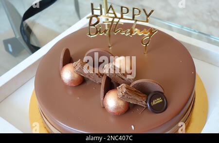 Gâteau au chocolat sur la table, joyeux anniversaire à la maison. Banque D'Images