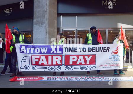 Londres, Royaume-Uni. 14th février 2023. Les membres du syndicat UNITE manifestent la Saint-Valentin devant Marks & Spencer sur Oxford St au-dessus de la société Arrow XL. Arrow XL, qui fait partie de Logistics Group Holdings Ltd, a été accusé de payer des salaires très bas aux travailleurs, et United appelle des détaillants comme Marks & Spencer, qui travaillent avec la société logistique, à mettre la pression sur leur fournisseur. Banque D'Images