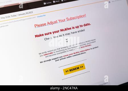 Un faux e-mail de phishing antivirus McAfee des fraudeurs sur un écran d'ordinateur, en Angleterre. Concept : e-mail frauduleux, e-mails frauduleux, e-mails frauduleux, fraude britannique Banque D'Images