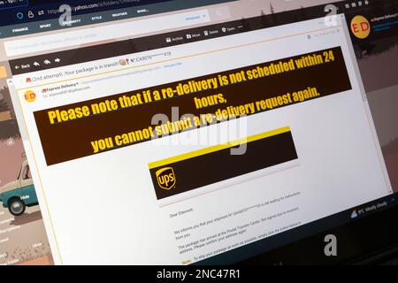 Un faux email de phishing de livraison de colis UPS de fraudeurs sur un écran d'ordinateur, Angleterre. Concept : e-mail frauduleux, e-mails frauduleux, e-mails frauduleux, fraude britannique Banque D'Images