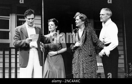 l-r: Mark McGann (Chris Keller), Robin McCaffrey (Ann Deever), Diane Fletcher (Kate Keller), Julian Glover (Joe Keller) dans TOUS MES FILS par Arthur Miller au Palace Theatre, Watford, Angleterre 02/10/1992 design: Saul Radomsky éclairage: Christopher Toulmin réalisateur: Lou Stein Banque D'Images