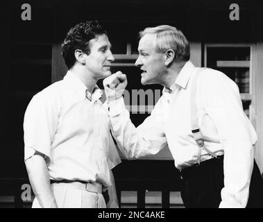 l-r: Mark McGann (Chris Keller), Julian Glover (Joe Keller) dans TOUS MES FILS par Arthur Miller au Palace Theatre, Watford, Angleterre 02/10/1992 design: Saul Radomsky éclairage: Christopher Toulmin réalisateur: Lou Stein Banque D'Images