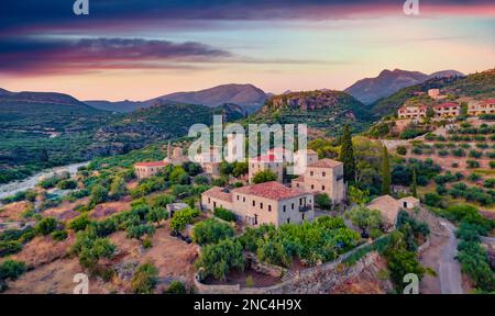 Magnifique vue d'été sur la Tour Mourtzinos. Captivante soirée paysage urbain de la ville de Kardamyli, municipalité de Lefktro dans la région de Messenia sur Mani Penin Banque D'Images