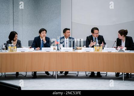 LA HAYE - (VLNR) Chen Hsin Hsin (ambassade), Tsai Shih-Ying (Commission des affaires étrangères et de la défense), Hsu Chih-Chieh (Commission des transports) et Chiu Chih-Wei (Commission des affaires économiques). Les députés parlent à une délégation parlementaire taïwanaise. ANP BART MAAT pays-bas hors - belgique hors Banque D'Images