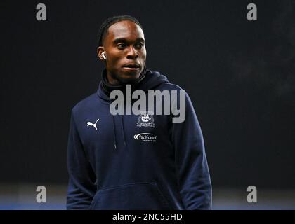 Oxford, Royaume-Uni. 14th févr. 2023. Le milieu de terrain de Plymouth Argyle Jay Matete (28) marche et inspecte le terrain pendant le match Sky Bet League 1 Oxford United contre Plymouth Argyle au Kassam Stadium, Oxford, Royaume-Uni, 14th février 2023 (photo de Stanley Kasala/News Images) à Oxford, Royaume-Uni, le 2/14/2023. (Photo de Stanley Kasala/News Images/Sipa USA) crédit: SIPA USA/Alay Live News Banque D'Images