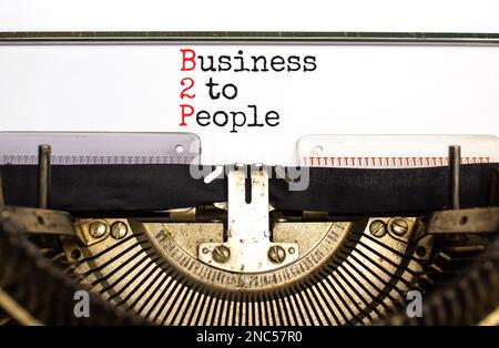 B2P symbole « business to people ». Concept mots B2P affaires aux personnes dactylographiées sur la vieille machine à écrire rétro. Magnifique fond blanc. Business et B2P bus Banque D'Images