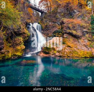 Vue pittoresque de la petite cascade de Vintgar gorge Canyon. Scène automnale colorée du parc national de Triglav, Alpes juliennes, Slovénie, Europe. Beauté de Banque D'Images