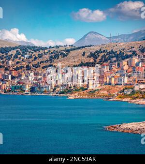 Paysage urbain d'été lumineux du port de Saranda. Paysage marin Ioninan attrayant. Merveilleuse scène du matin de l'Albanie, l'Europe. Présentation du concept de déplacement. Banque D'Images