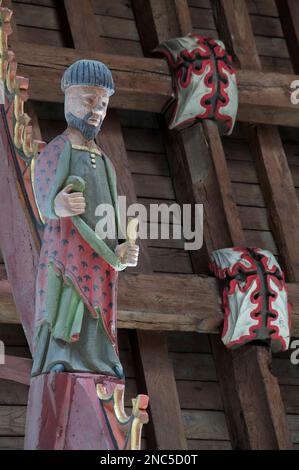 Figure en bois de l'Apôtre Saint James. Une des douze sculptures représentant les disciples de Jésus, dans l'église Saint-Jean-Baptiste, Bere Regis, Dorset, Royaume-Uni. Banque D'Images