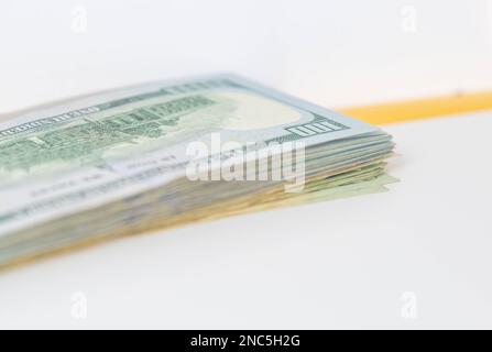Un paquet de billets de cent dollars isolés sur fond blanc Banque D'Images