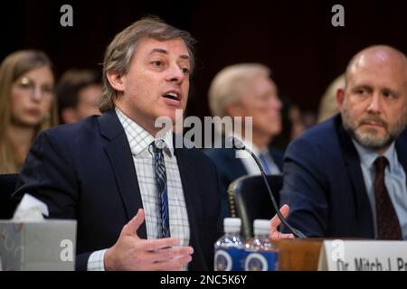 Washington, États-Unis d'Amérique. 14th févr. 2023. Mitch J. Prinstein, PhD, ABPP, directeur scientifique, American Psychological Association, Répond aux questions lors d'une audience de la Commission du Sénat sur la magistrature pour examiner la protection de nos enfants en ligne, dans l'immeuble Hart du Bureau du Sénat à Washington, DC, mardi, 14 février 2023. Crédit: Rod Lamkey/CNP/Sipa USA crédit: SIPA USA/Alay Live News Banque D'Images