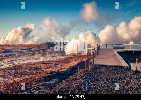 Incroyable scène d'été de la destination touristique populaire où les vapeurs énormes s'élèvent de la profondeur en dessous, Geo Thermal Hot Springs - Gunnuhver. Spectaculaire e Banque D'Images