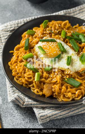 Nouilles Korean cheesy Kimchi avec sauce soja et un œuf Banque D'Images