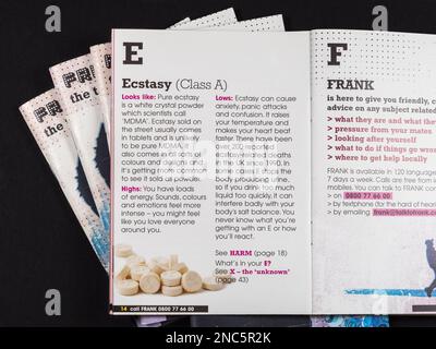 Informations sur l'ecstasy dans le livret original « FRANK la vérité sur les drogues - Know the score » du service national de conseil anti-drogue du Royaume-Uni (2003). Banque D'Images