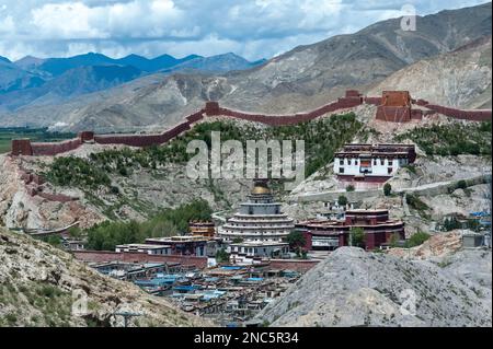 Vue du chorten bouddhiste Kumbum à Gyantse dans le monastère de Pelkor Chode - région autonome du Tibet en Chine Banque D'Images