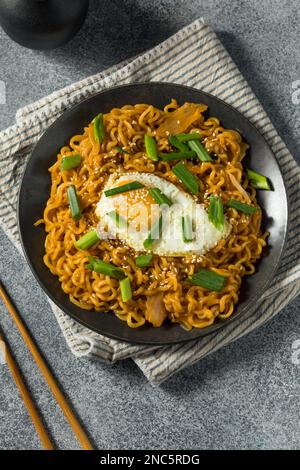 Nouilles Korean cheesy Kimchi avec sauce soja et un œuf Banque D'Images