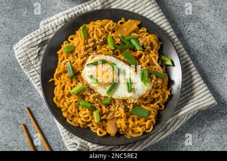 Nouilles Korean cheesy Kimchi avec sauce soja et un œuf Banque D'Images