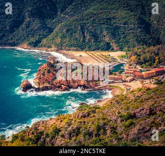 Incroyable paysage urbain matinal de la ville de Porto avec la tour de la Genoise de Porto Ota. Vue d'été spectaculaire sur l'île de Corse, la France, l'Europe. Magnifique méditation Banque D'Images