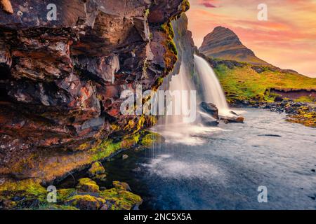 Vue incroyable du matin sur la destination populaire du tourast - chute d'eau Kirkjufellsfoss. Un lever de soleil spectaculaire sur la péninsule de Snaefellsnes, en Islande, en Europe. Banque D'Images