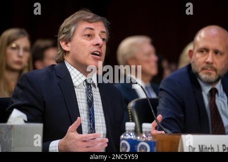 Washington, Vereinigte Staaten. 14th févr. 2023. Mitch J. Prinstein, PhD, ABPP, directeur scientifique, American Psychological Association, Répond aux questions lors d'une audience de la Commission du Sénat sur la magistrature pour examiner la protection de nos enfants en ligne, dans l'immeuble Hart du Bureau du Sénat à Washington, DC, mardi, 14 février 2023. Credit: Rod Lamkey/CNP/dpa/Alay Live News Banque D'Images