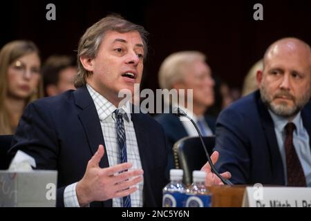 Washington, Vereinigte Staaten. 14th févr. 2023. Mitch J. Prinstein, PhD, ABPP, directeur scientifique, American Psychological Association, Répond aux questions lors d'une audience de la Commission du Sénat sur la magistrature pour examiner la protection de nos enfants en ligne, dans l'immeuble Hart du Bureau du Sénat à Washington, DC, mardi, 14 février 2023. Credit: Rod Lamkey/CNP/dpa/Alay Live News Banque D'Images