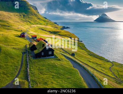 Vue d'été majestueuse depuis le drone volant du village de Velbastadur avec des maisons typiques à gazon. Une scène matinale extraordinaire de l'île de Streymoy, Faroe, Den Banque D'Images