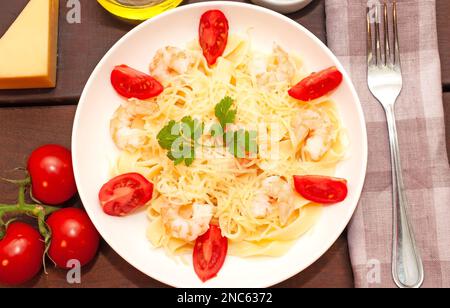 Pâtes avec crevettes, tomates et parmesan Banque D'Images