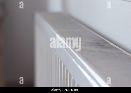 Un gros plan d'un radiateur de chauffage blanc Banque D'Images